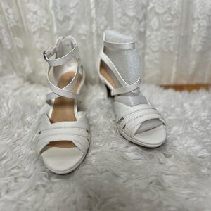 “EasyStreet” “White” Low Heels Strappy Sandals Comfy Fit (8.5) NNB 2.5 Heel